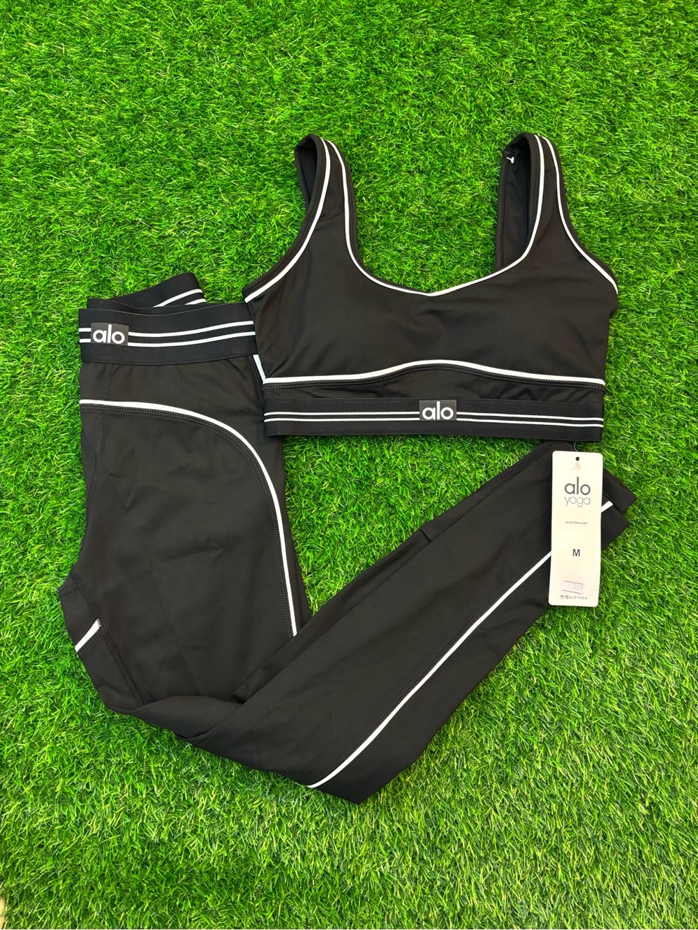 Alo Yoga Black 2-Piece Set Women’s medium Sports Bra & Leggings Athleisure
